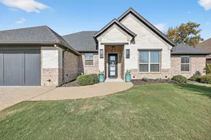 1019 Anna Cir, Granbury, TX 76048 - Photo 2