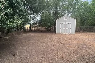 814 W Bridge St, Granbury, TX 76048 - Photo 14