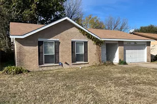 2133 Quail Hollow Dr, Grand Prairie, TX 75051 - Photo 2