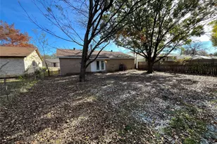 2133 Quail Hollow Dr, Grand Prairie, TX 75051 - Photo 16