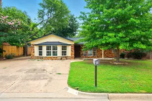 1108 Billie Ruth Ln, Hurst, TX 76053 - Photo 2