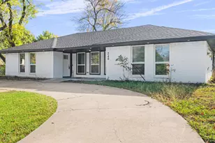 240 Wesley Dr, DeSoto, TX 75115 - Photo 2