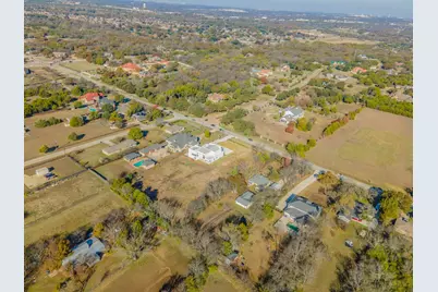 1124 W Pleasant Run Road, DeSoto, TX 75115 - Photo 2