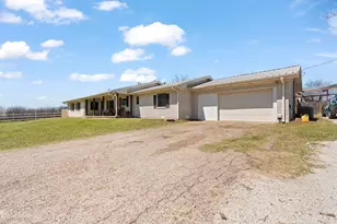 1641 E Henderson St, Cleburne, TX 76031 - Photo 2