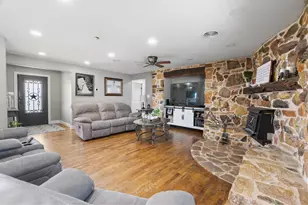 1641 E Henderson St, Cleburne, TX 76031 - Photo 28