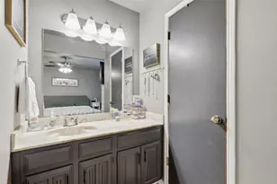 713 Crestview Dr, Burleson, TX 76028 - Photo 14