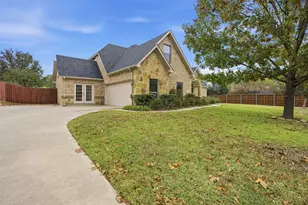 1104 Lynnwood Dr, Cleburne, TX 76033 - Photo 2