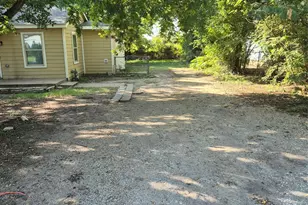 6713 Lakeside Dr, Lake Worth, TX 76135 - Photo 2