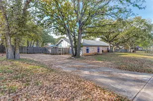 102 Hillside Dr W, Burleson, TX 76028 - Photo 2