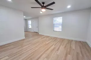 220 W Wardville St, Cleburne, TX 76033 - Photo 8