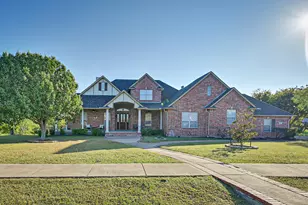 811 Mallard Pointe Dr, Grand Prairie, TX 75104 - Photo 1