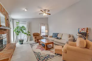 210 Wilshire Dr, Glenn Heights, TX 75154 - Photo 2