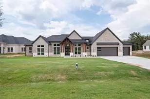 2300 Candlestick Dr, Granbury, TX 76049 - Photo 2