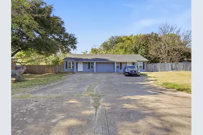 2040 Oakwood Court, Arlington, TX 76012 - Photo 2