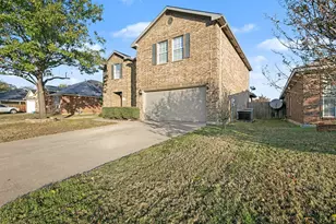 415 Hidden Ridge Dr, Burleson, TX 76028 - Photo 4