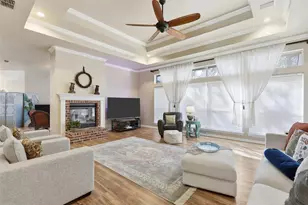 812 Lakeview Ct E, Crowley, TX 76036 - Photo 2