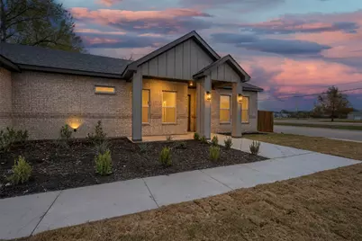 302 W Coral Way, Grand Prairie, TX 75051 - Photo 2