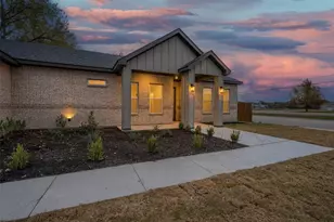 302 W Coral Way, Grand Prairie, TX 75051 - Photo 2