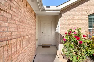 928 Wood Brook Dr, Grand Prairie, TX 75052 - Photo 4