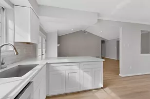 733 Woodcrest Dr, Grand Prairie, TX 75052 - Photo 8