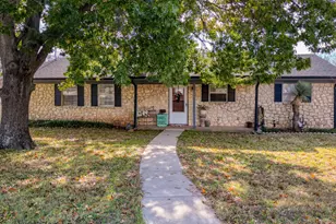 506 E Barton St, Granbury, TX 76048 - Photo 4