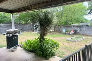 506 E Barton St, Granbury, TX 76048 - Photo 16