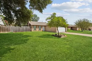 6227 Springwood Dr, Arlington, TX 76001 - Photo 2