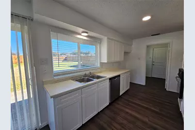 2400 Meadow Creek Drive, Carrollton, TX 75006 - Photo 10