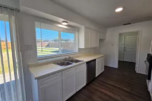 2400 Meadow Creek Dr, Carrollton, TX 75006 - Photo 10