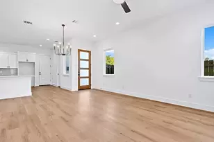 1605 Logan St, Fort Worth, TX 76104 - Photo 4