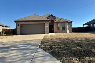 217 Pearl St, Cleburne, TX 76031 - Photo 2