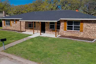 1210 Miller St, Bowie, TX 76230 - Photo 2