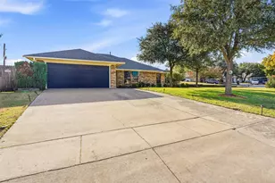 5240 Hill Ridge Dr, Fort Worth, TX 76135 - Photo 2