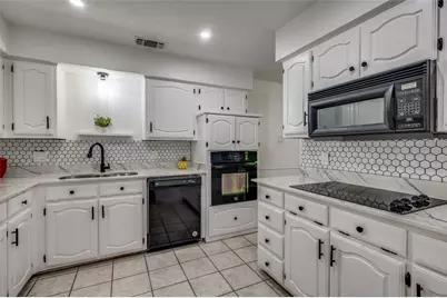 402 Country Meadow Drive, Mansfield, TX 76063 - Photo 6