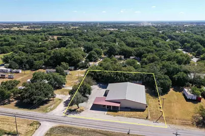 205 N Davis Street, Chico, TX 76431 - Photo 2