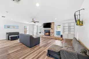 736 NW Wood St, Burleson, TX 76028 - Photo 16