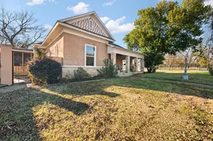 511 W Wilson St, Cleburne, TX 76033 - Photo 2