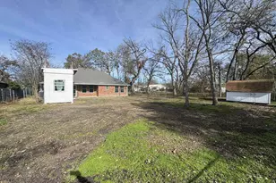 806 E 10th St, Bonham, TX 75418 - Photo 22