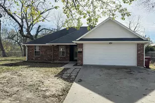 806 E 10th St, Bonham, TX 75418 - Photo 2