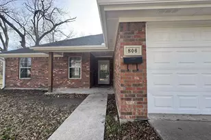 806 E 10th St, Bonham, TX 75418 - Photo 4