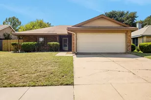 400 Kalmia Dr, Arlington, TX 76018 - Photo 2