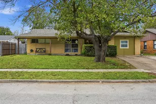 1702 Emerald St, Grand Prairie, TX 75051 - Photo 2
