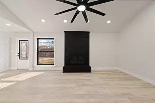 647 Evelyn Ln, Burleson, TX 76028 - Photo 4