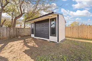 647 Evelyn Ln, Burleson, TX 76028 - Photo 26