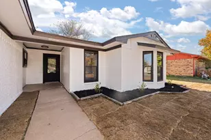 647 Evelyn Ln, Burleson, TX 76028 - Photo 2