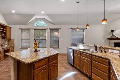 8204 Summerleaf Drive, Arlington, TX 76001 - Photo 10