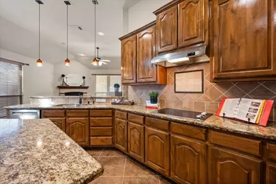 8204 Summerleaf Drive, Arlington, TX 76001 - Photo 8