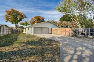 926 Meadowcove Cir, Garland, TX 75043 - Photo 22