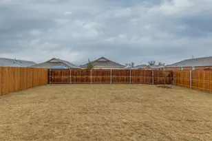 609 Vicksburg Dr, Ennis, TX 75119 - Photo 2