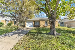 908 Yale St, River Oaks, TX 76114 - Photo 2